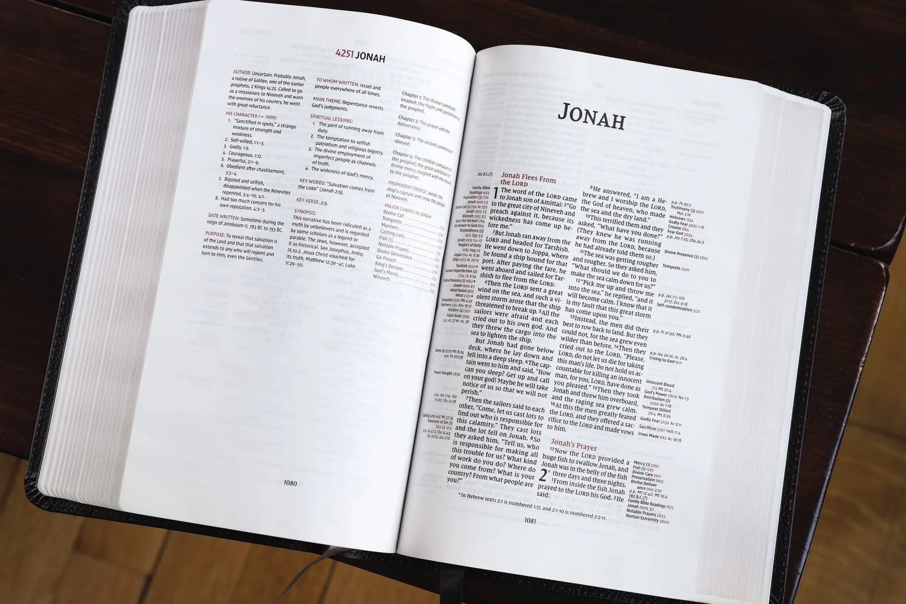 Niv, Thompson Chain-Reference Bible, Handy Size, European Bonded Leather, Black, Red Letter, Comfort Print, (Hardcover)