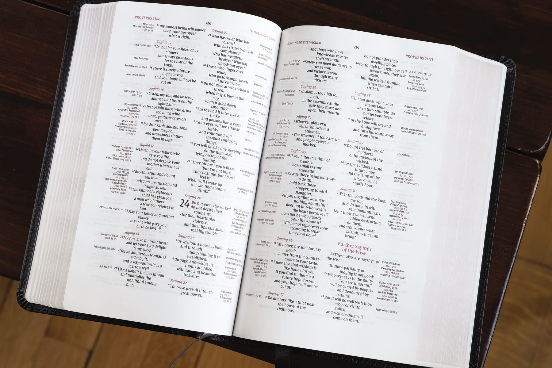 Niv, Thompson Chain-Reference Bible, Handy Size, European Bonded Leather, Black, Red Letter, Comfort Print, (Hardcover)